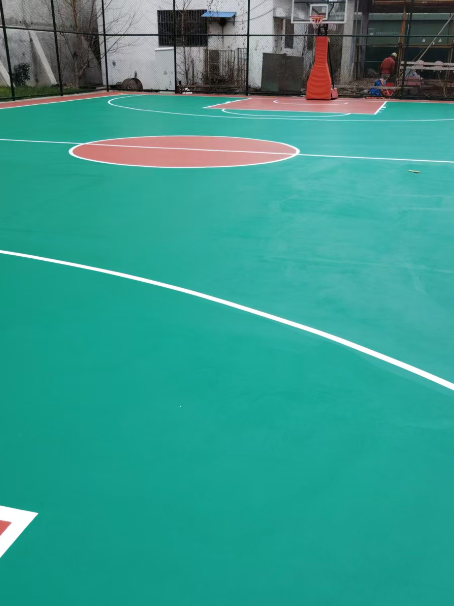 巴南 球场长期使用易出现地面开裂